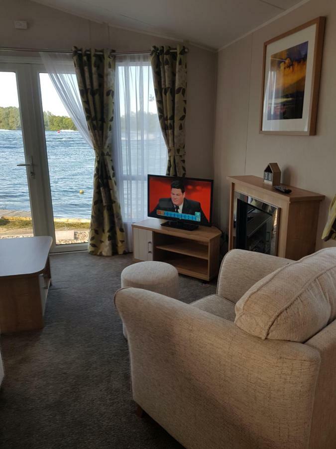 Dees Hot Tub Breaks At Tattershall Lakes Jet Ski 4 エクステリア 写真