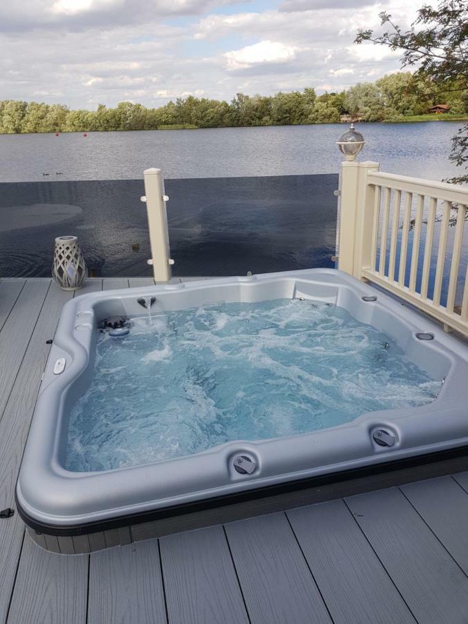 Dees Hot Tub Breaks At Tattershall Lakes Jet Ski 4 エクステリア 写真